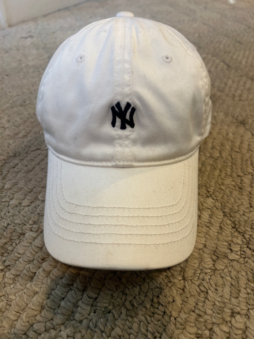 New York Yankees White Baseball Cap with Navy Logo-Flex fit